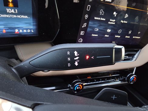 Used 2025 Chevrolet Equinox ACTIV w/ Safety and Technology Package image 19