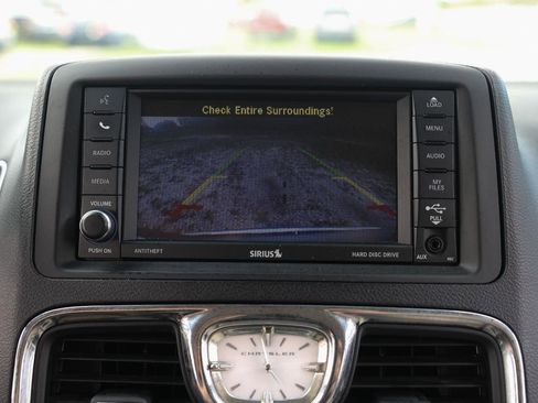 Used 2013 Chrysler Town & Country Touring FWD image 33