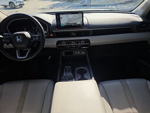 Used 2025 Honda Pilot Touring image 13