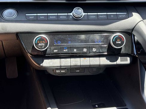 Used 2025 Hyundai Elantra SEL FWD image 18