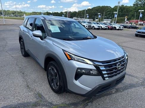 Used 2024 Nissan Rogue SV FWD image 3