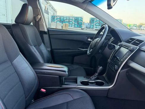 Used 2017 Toyota Camry SE w/ Moonroof Package FWD image 11