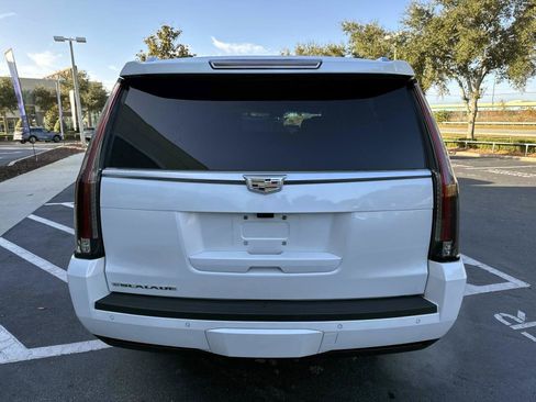 Used 2019 Cadillac Escalade ESV Premium Luxury image 3