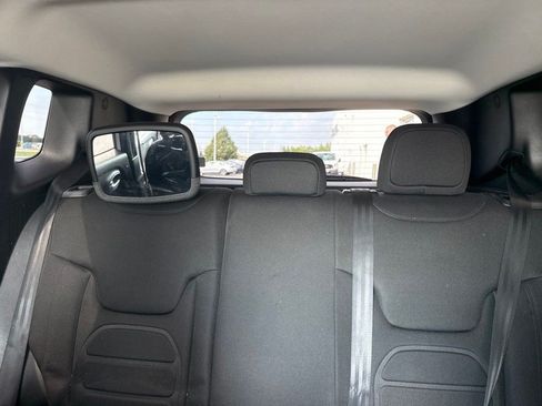 Used 2018 Jeep Renegade Latitude FWD image 8