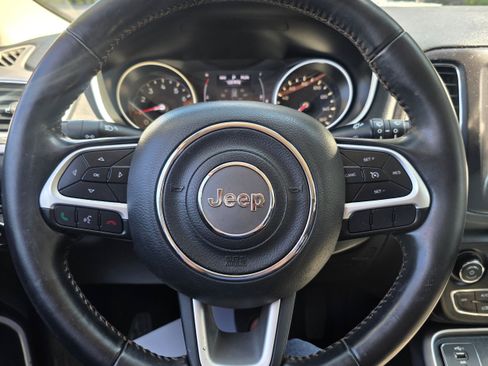 Used 2019 Jeep Compass Latitude FWD image 9