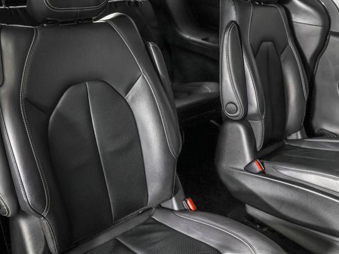 Used 2022 Chrysler Pacifica Touring-L w/ S Appearance Package image 40