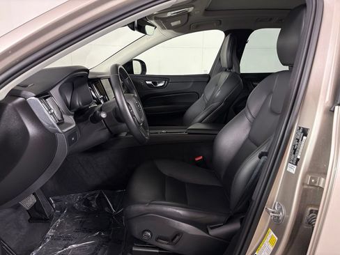 Used 2025 Volvo XC60 B5 Core AWD/4WD image 17
