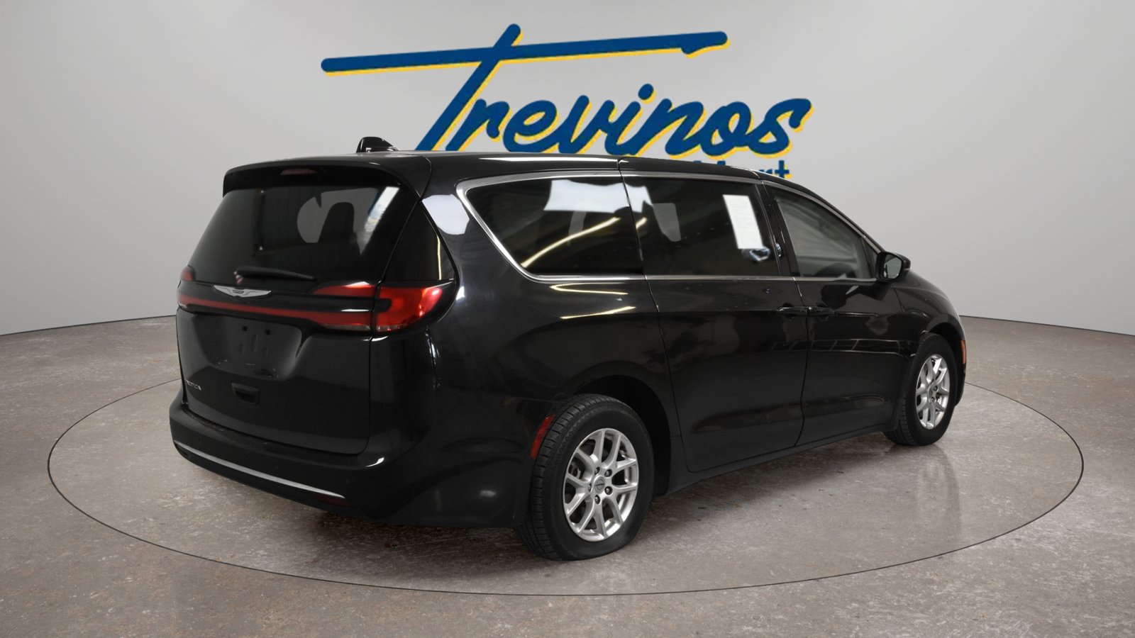 Used 2023 Chrysler Pacifica Touring-L FWD image 2