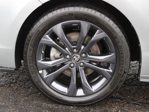 Used 2025 Toyota Sienna XSE w/ XSE Premium Package FWD image 11