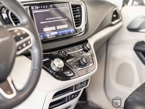 Used 2022 Chrysler Pacifica Touring-L image 24