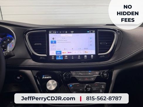 New 2027 Chrysler Pacifica Limited w/ Family Tech Group AWD/4WD image 17