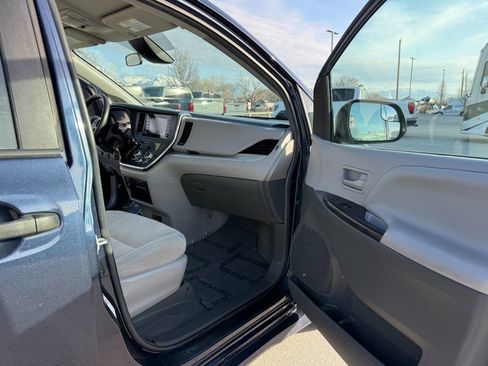 Used 2018 Toyota Sienna L w/ Carpet Mat Package image 23