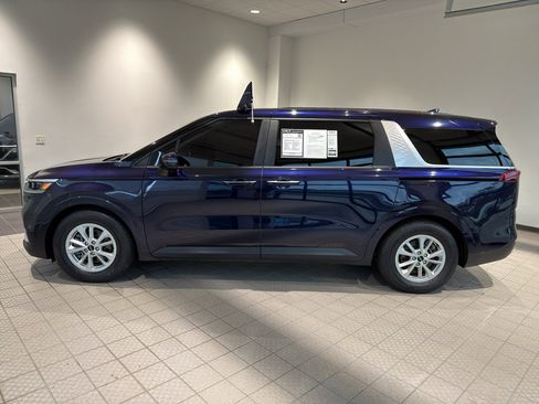 Used 2024 Kia Carnival LX FWD image 2
