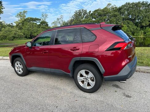 Used 2021 Toyota RAV4 XLE FWD image 4