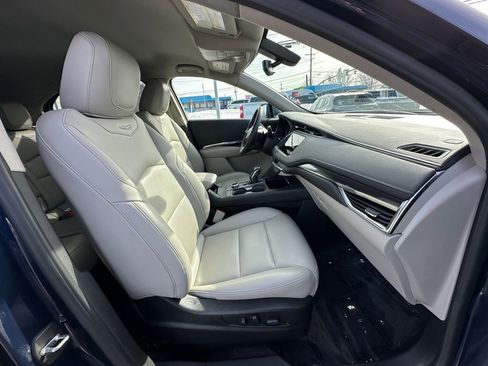 Used 2019 Cadillac XT4 Luxury w/ Cold Weather Package FWD image 25