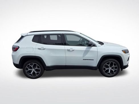 Used 2024 Jeep Compass Latitude AWD/4WD image 4