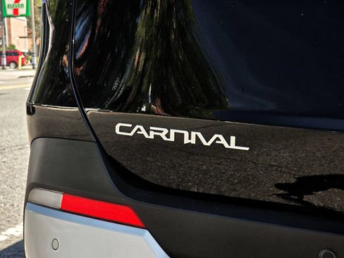 Used 2026 Kia Carnival EX FWD image 13
