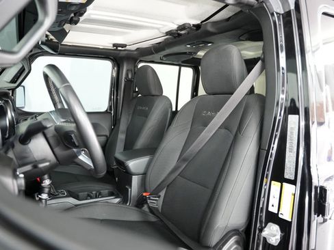 Used 2019 Jeep Wrangler Unlimited Sahara w/ Uconnect 4C Nav & Sound Group AWD/4WD image 40
