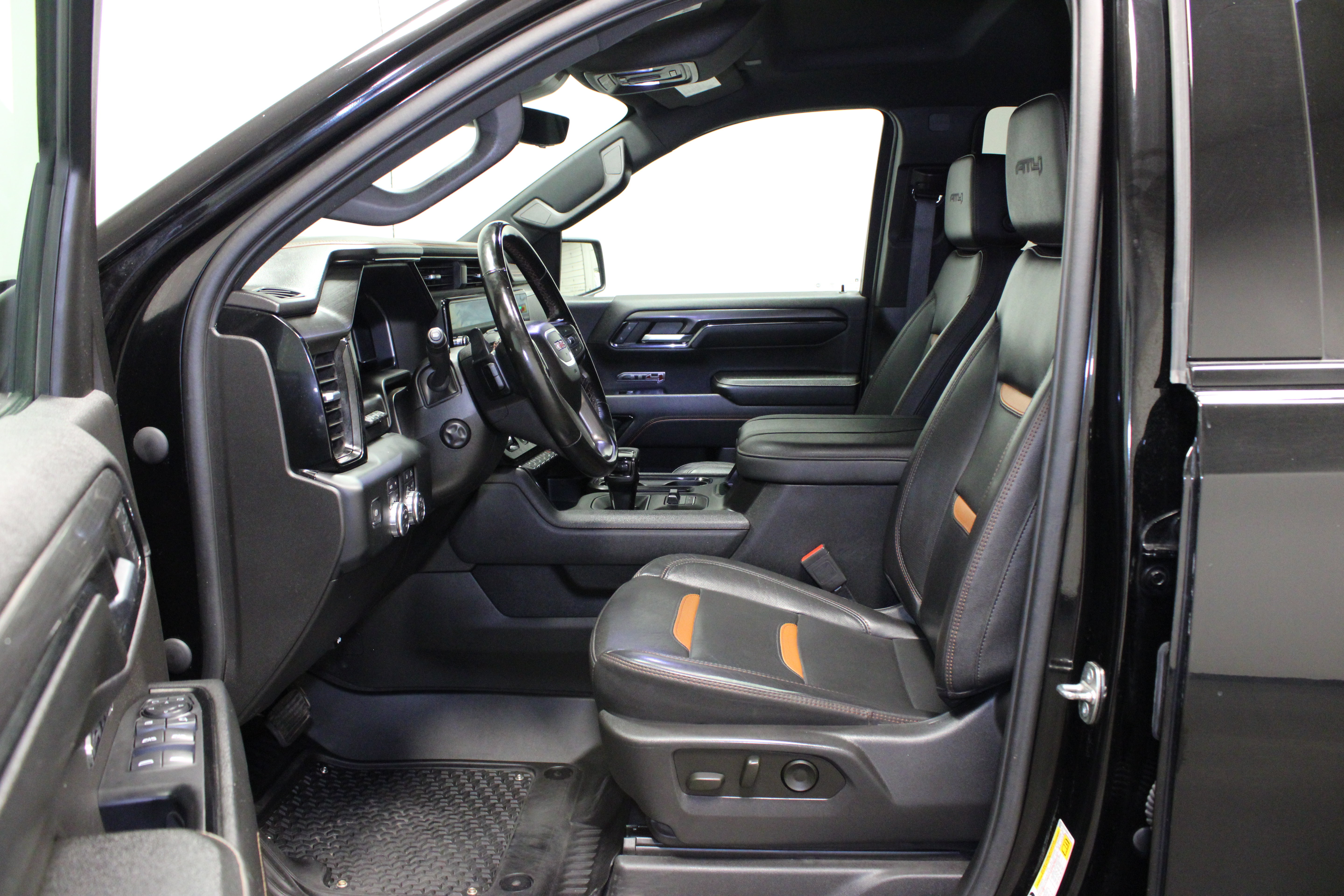 Used 2023 GMC Sierra 1500 AT4 w/ Technology Package AWD/4WD image 18