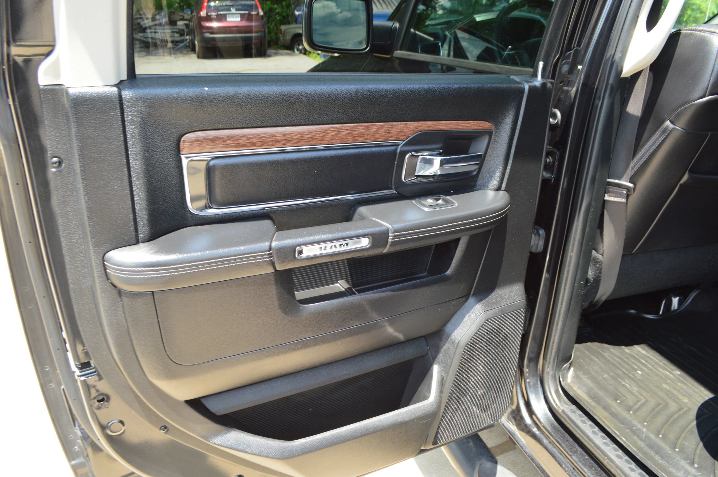Used 2015 RAM 1500 Laramie w/ Convenience Group AWD/4WD image 19