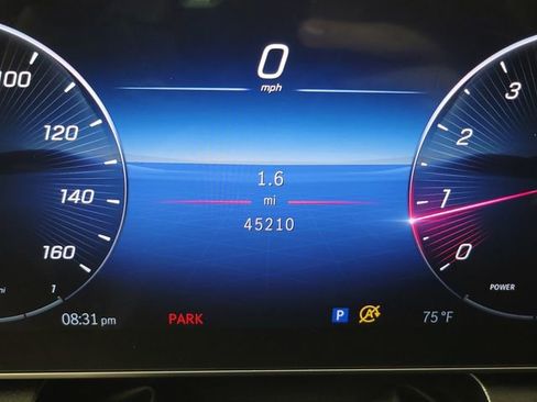 Used 2024 Mercedes-Benz GLC 300 image 2