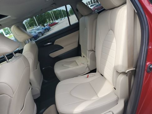 Certified 2024 Toyota Highlander XLE AWD/4WD image 14