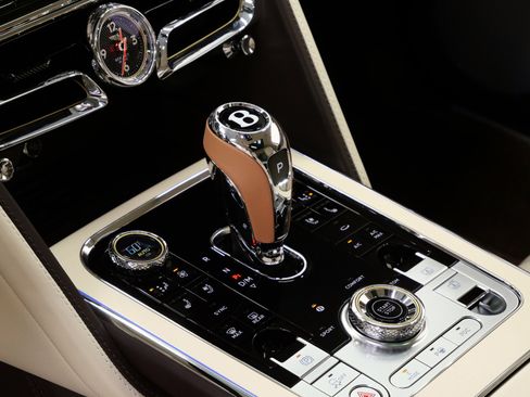 Used 2022 Bentley Flying Spur Plug-In Hybrid image 26