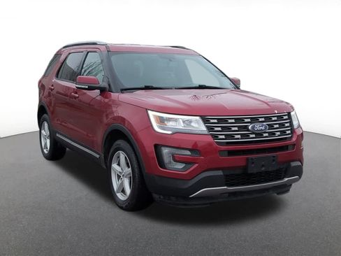 Used 2017 Ford Explorer XLT w/ Equipment Group 202A image 8