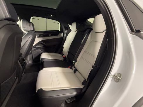 Certified 2025 Porsche Cayenne Coupe image 24
