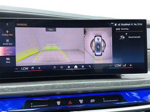 Used 2025 BMW 740i w/ Premium Package image 28