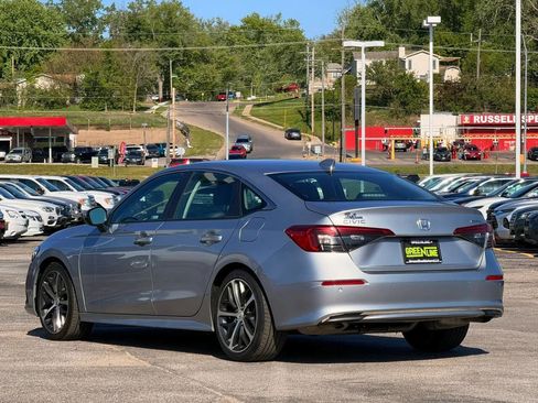 Used 2022 Honda Civic Touring image 2