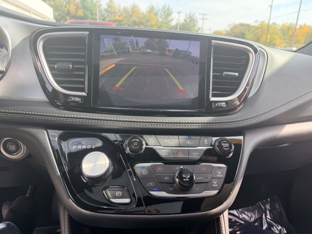 Used 2025 Chrysler Pacifica Limited FWD image 42