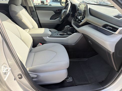 Used 2022 Toyota Highlander LE FWD image 24