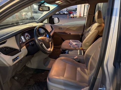 Used 2017 Toyota Sienna XLE image 4