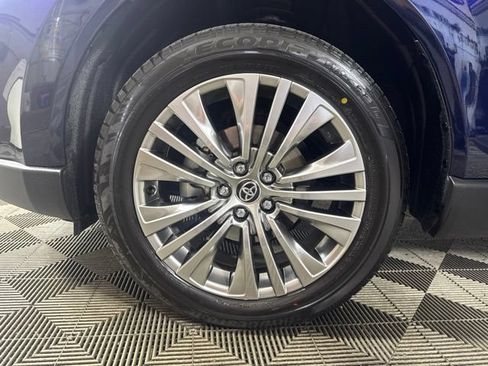 Used 2024 Toyota Venza XLE AWD/4WD image 10