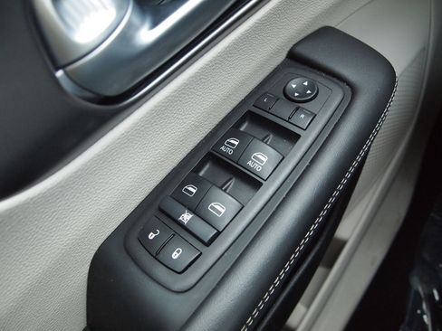 Used 2024 Chrysler Pacifica Touring-L FWD image 22