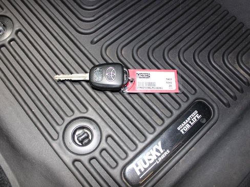 Used 2020 Toyota Tacoma SR5 RWD image 31