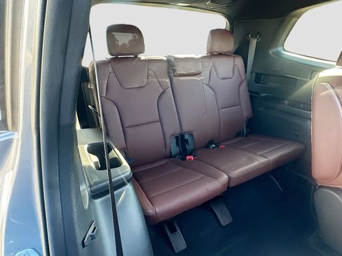 Used 2024 Kia Telluride EX w/ EX Captain's Chair Package FWD image 28