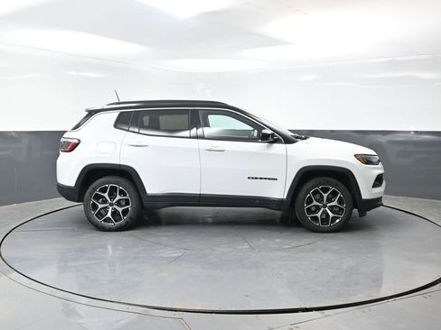 Used 2025 Jeep Compass Limited AWD/4WD image 4