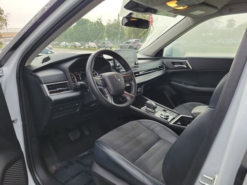 Used 2022 Mitsubishi Outlander SE image 10