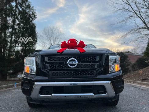 Used 2022 Nissan Titan SV image 5