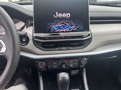 Used 2025 Jeep Compass Limited AWD/4WD image 17