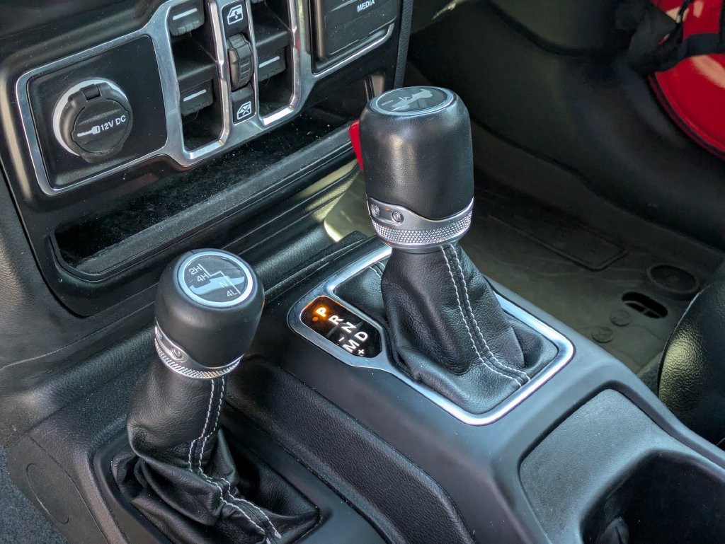 Used 2022 Jeep Wrangler Unlimited Sahara w/ LED Lighting Group AWD/4WD image 18