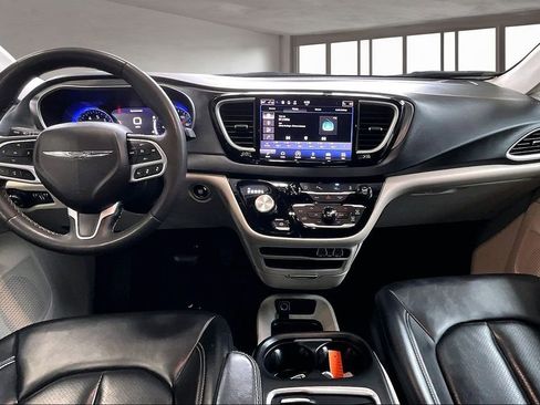 Used 2023 Chrysler Pacifica Touring-L image 17