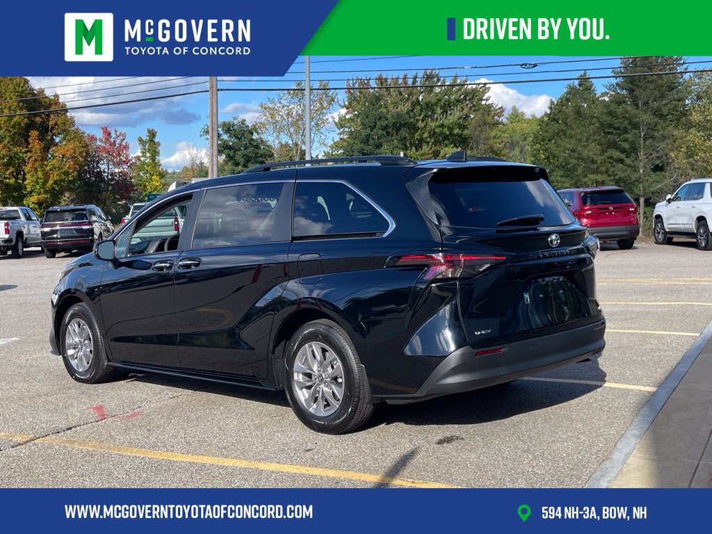 Used 2026 Toyota Sienna XLE FWD image 3