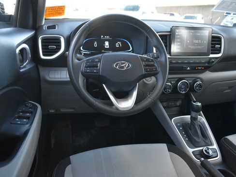 Used 2025 Hyundai Venue SEL FWD image 16