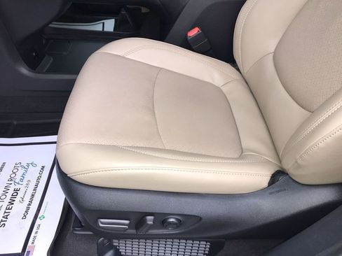 Used 2024 Toyota Sienna Limited image 12