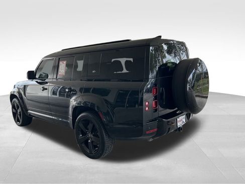 Used 2024 Land Rover Defender 130 X-Dynamic SE image 4