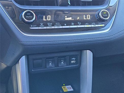 Used 2022 Toyota Corolla Cross XLE w/ Convenience Package image 27