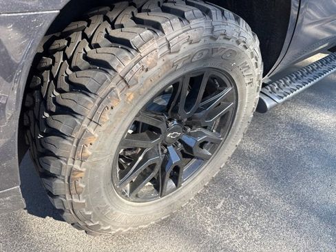 Used 2025 Chevrolet Tahoe Z71 w/ Comfort Package image 10